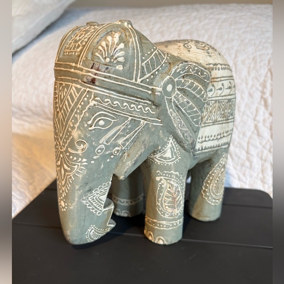 Wood elephant figurine - Picture 3 of 8